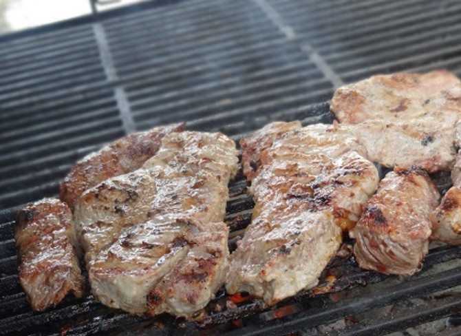 1. Этап. Говядина в кефире: Мясо жарим на гриле на углях или в духовке.