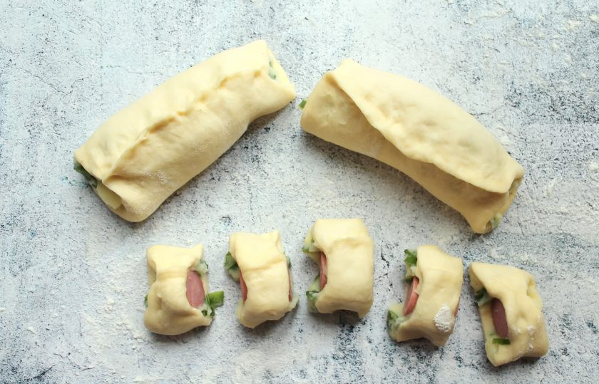 1. Этап. Пирожки Два в одном: Края теста соедините наверху и тщательно защипните. Разрежьте каждую заготовку на одинаковые кусочки.