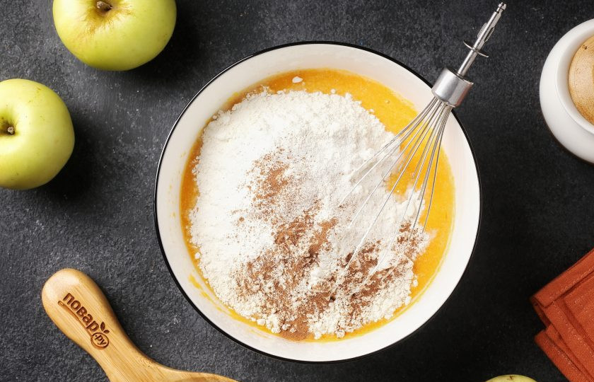 1. Этап. Тыквенный пирог с яблоками: Перемешайте. Добавьте муку, разрыхлитель и корицу.