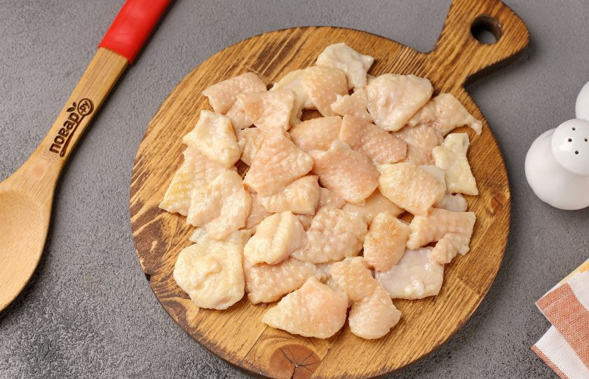 1. Этап. Гусиные шкварки: Подготовленную гусиную кожу обсушите, а затем нарежьте острым ножом, на небольшие кусочки около 2 на 2 сантиметра. Жир не срезайте, а нарежьте его вместе с кожей.