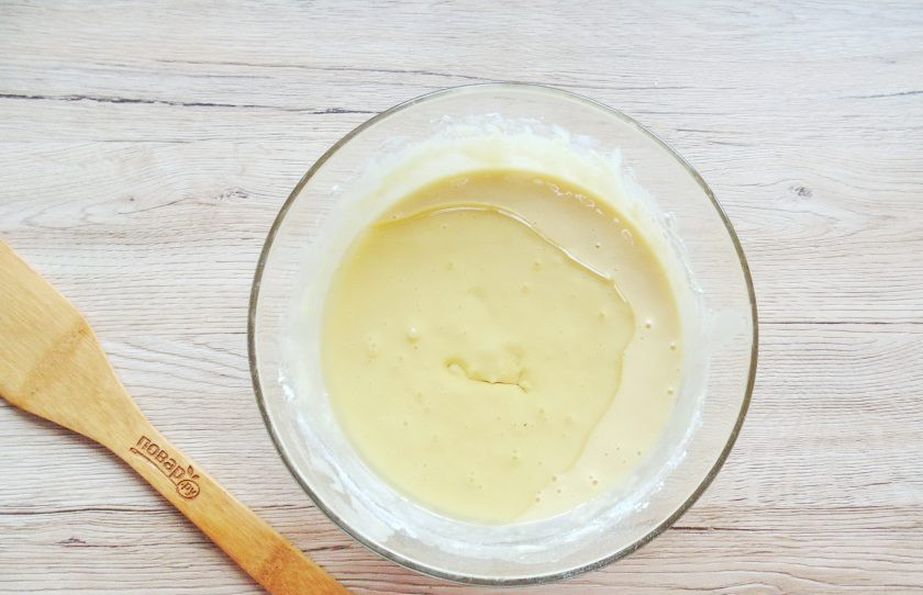 1. Этап. Торт Ай-Петри с вишней: Налейте рафинированное подсолнечное масло и еще раз хорошо перемешайте тесто.