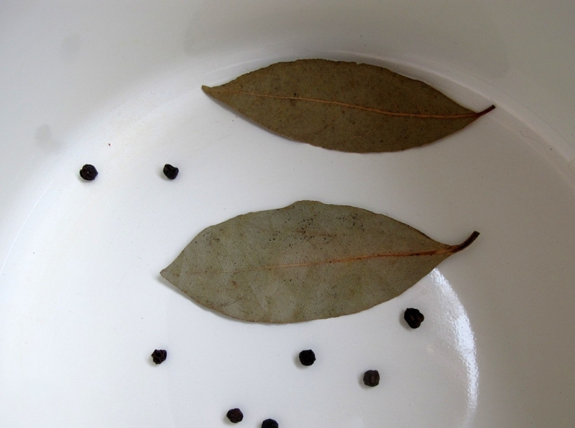 1. Этап. Бомбовая капустка: 6. Теперь берем кастрюлю, в которой будем солить капустку (если есть дубовая бочка, используйте лучшее ее). Выкладываем на дно лавровый лист и черный перец горошком.