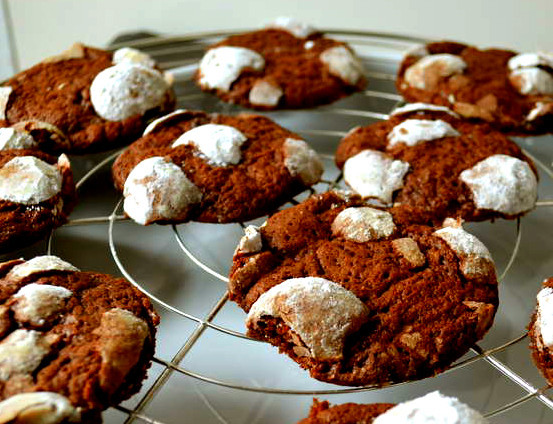 1. Этап. Печенье Коровка: Выпекается печенье в течение 10-15 минут максимум. От температуры шарики расползаются и превращаются в лепешки. У такого печенья есть одна особенность. Шоколадная часть мягкая, а белая - хрустящая (за счет сахарной пудры). Печенье достаем из духовки и остужаем.