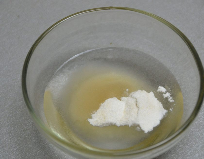 1. Этап. Апельсиновый зефир: Пока запекается яблоко, залейте агар-агар водой комнатной температуры для настаивания, примерно на 15 минут.