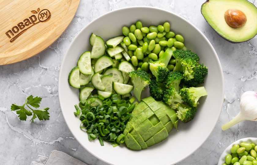 1. Этап. Салат с эдамаме и авокадо: Соедините все ингредиенты в глубокой миске.