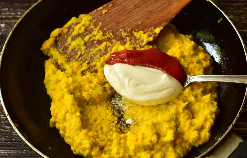 1. Этап. Кабачковая икра Ностальгия: Добавьте соль, перец молотый, сахар, майонез и томатную пасту. Все хорошо перемешайте. Тушите икру в течение 10-15 минут на умеренном огне.