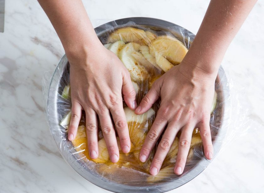 1. Этап. Пирог с ароматными яблоками: Накрываем яблоки пленкой и оставляем на 10 минут в таком виде.