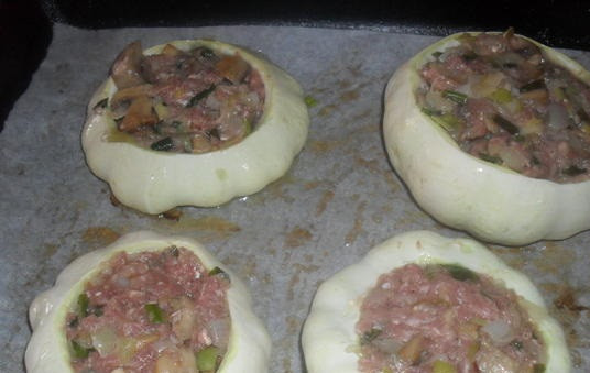 1. Этап. Патиссоны, фаршированные грибами: Готовые патиссоны фаршируем начинкой.