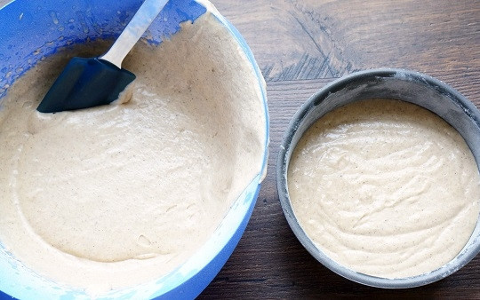 1. Этап. Открытый торт с ягодами: 6. Добавьте в тесто мед, еще раз перемешайте. Вылейте часть в форму, смазанную маслом и присыпанную мукой. В зависимости от размера формы, у вас получится 2 или 3 коржа. Отправьте в разогретую духовку и выпекайте до готовности.