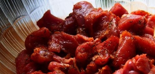 1. Этап. Филе индейки, тушенное с черносливом: Хорошо перемешайте и оставьте мариноваться на полчаса.