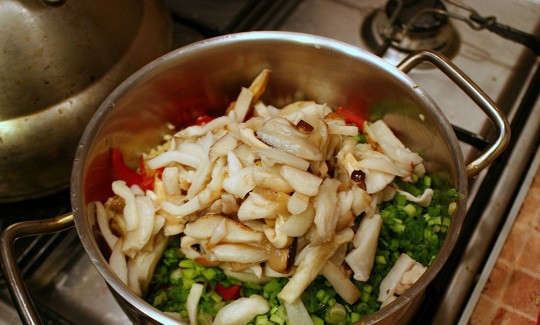 1. Этап. Мясной рулет в духовке: 8. Грибы вымыть и нарезать небольшими кусочками. Соединить все и тщательно перемешать.