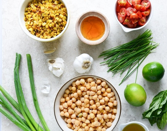 1. Этап. Cалат с нутом: 2. Подготовьте все остальные ингредиенты - откиньте на дуршлаг нут, срежьте зерна с початков кукурузы, вымойте зелень, нарежьте помидорки.