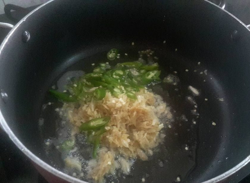 1. Этап. Пряный карри с курицей: 3. В глубокой кастрюле разогрейте масло, обжарьте в нем измельченный имбирь, чеснок и чили.