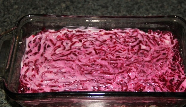 1. Этап. Салат рыбный: 6. Смазываю свеклу тонким слоем майонеза, получается очень красивый цвет, поэтому салат выглядит аппетитно. Настаиваю салат около 1 часа, а затем уже подаю.