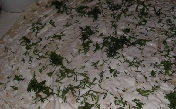 1. Этап. Лаваш с грибами и сыром: Зелень моем, обсушиваем и мелко рубим. Равномерно распределяем зелень поверх майонеза лаваш и накрываем все это вторым листом.