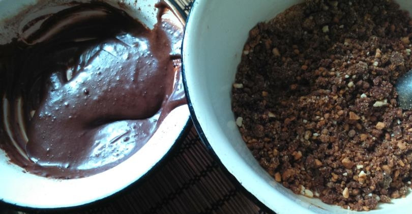 1. Этап. Пирожные Картошка: Добавьте к крошке из печенья получившуюся массу , тщательно перемешайте, сформируйте пирожные и отправьте их в холодильник на пару часов. Приятного чаепития!