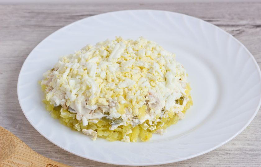 1. Этап. Салат Ананас с курицей и грибами: Четвертый – яйца, натертые на крупной терке.