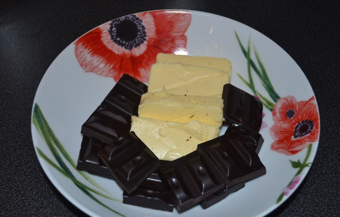 1. Этап. Брауни в мультиварке: Шоколад разломайте на дольки, сливочное масло нарежьте небольшими кусочками.