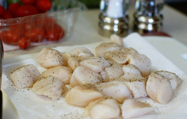 1. Этап. Салат с гребешками: 4. Гребешки вымойте, обсушите. Соедините соль, перец и сахар и присыпать морепродукты со всех сторон. Разогрейте на отдельной сковороде оливковое масло.