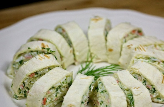 1. Этап. Праздничный ужин на день рождения: 2. К рулетам из лаваша многие уже слишком привыкли. Но почему бы и нет? Отличная закуска! В начинку предлагаю крабовые палочки, сыр и майонез.