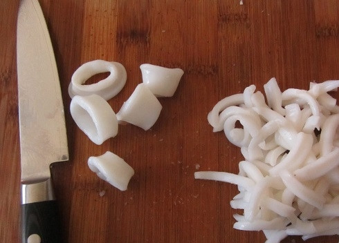 1. Этап. Салат из морской капусты и кальмаров: Когда кальмары остынут, вынимаем их из воды. Нарезаем тонкими полосками.