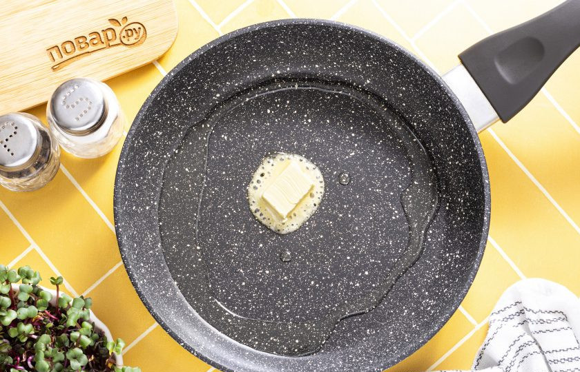 1. Этап. Брюссельская капуста по-брюссельски: Разогрейте смесь сливочного и оливкового масла в сковороде.