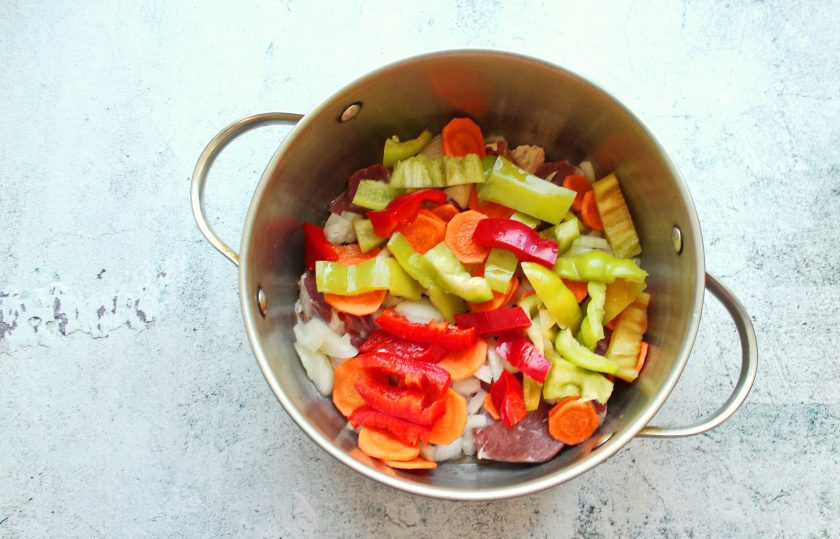 1. Этап. Хашлама из говядины на пиве: У перца удалите плодоножку и семена, порежьте крупными кусками и добавьте в кастрюлю.