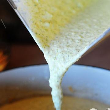 1. Этап. Нежный сырный суп с брокколи: 5. Если вы делаете пюре в блендере, перелейте его после в кастрюлю и немного разогрейте. Добавить молоко или куриный бульон, если необходимо, для разбавления супа.