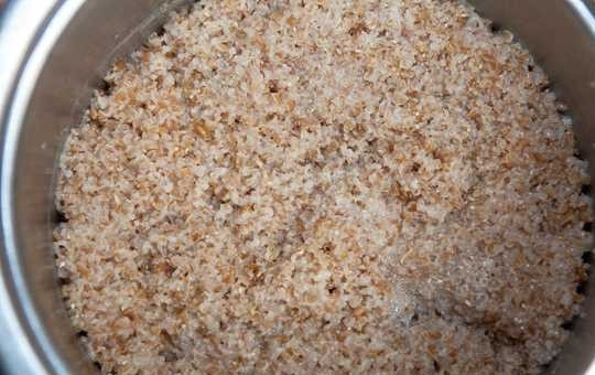 1. Этап. Пшеничная сечка: 6. Готовую кашу снимите с огня, накройте крышкой и оставьте минут на 15 перед подачей.