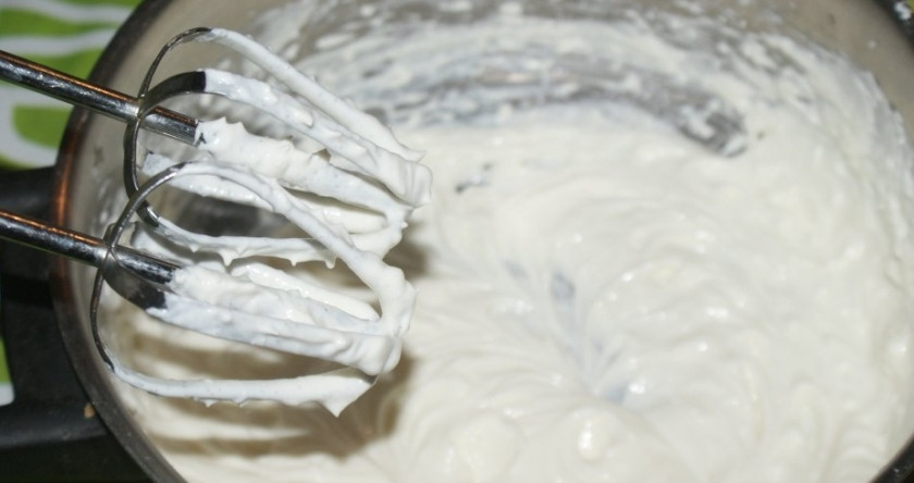 1. Этап. Торт на майонезе: 5. Сметану переливаю в миску, добавляю оставшийся сахарный песок. Взбиваю до растворения крупинок, добавляю ваниль.