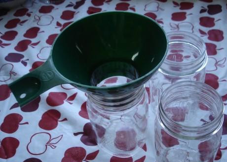 1. Этап. Джем из клубники: 4. Когда джем достигнет стадии кипения (пузырьки не будут исчезать при перемешивании), варить в течение 1 минуты (используйте таймер), а затем выключить огонь. Если джем будет вариться дольше 1 минуты, он получится очень густым. Подготовить банки с воронкой для переливания джема.