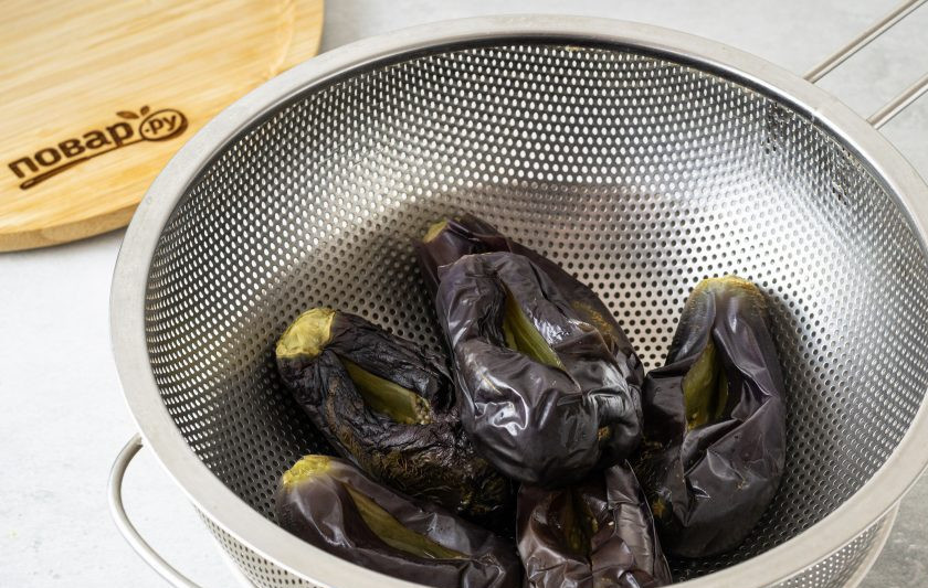 1. Этап. Макдус: Сделайте в баклажанах надрез. Присолите. Выложите в сито. Прикройте тарелкой, а сверху поставьте какой-нибудь груз. Оставьте баклажаны так минимум на 4 часа, но лучше на ночь. Жидкость, которую они выделили слейте.