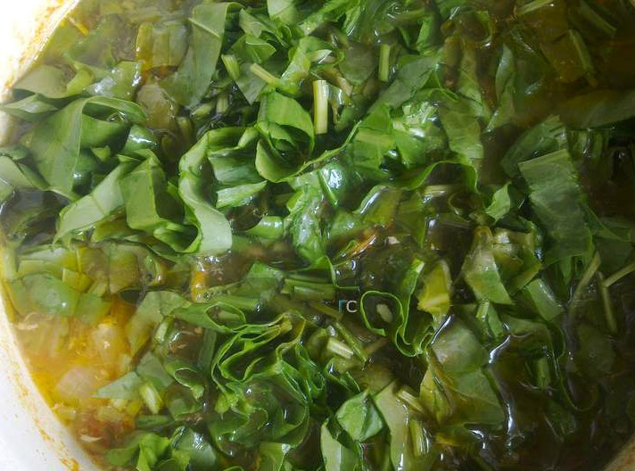 1. Этап. Щавель с тушенкой: Для этого супа я решила отварить яйца вкрутую. Поставила отдельно кастрюльку с водой, заложила яички и бросила в них щепотку соли, чтобы не потрескались. Пассерованные овощи перекладываю в кастрюлю, где уже варится картошка. Затем кладу нарезанный шпинат и тушенку из банки. Солю и перчу.