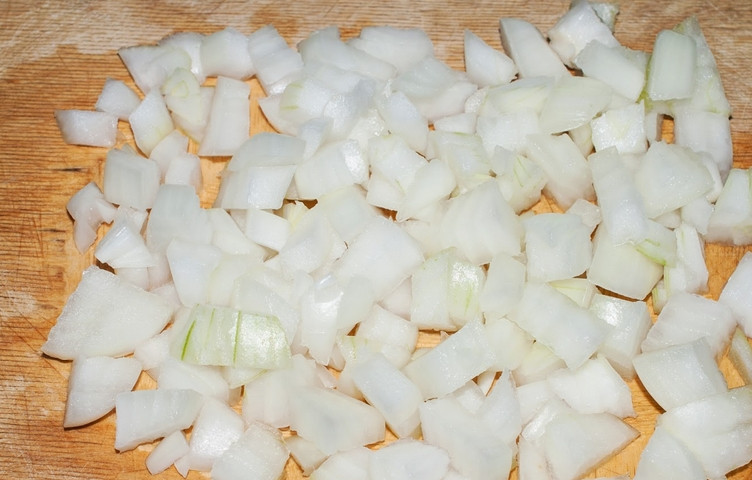 1. Этап. Картошка, тушенная с баклажанами: Репчатый лук измельчаем.