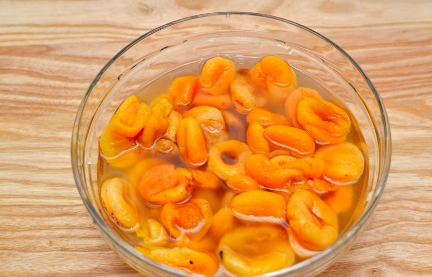 1. Этап. Джем из кураги: Сначала залейте водой курагу, чтобы вода её полностью покрыла. И оставьте на ночь. Если вы готовите джем в выходной, можете залить курагу с утра и начать дальнейшее приготовление после обеда.