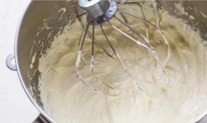 1. Этап. Клубничные мини-чизкейки: 2. В отдельной емкости миксером взбейте сгущенку, творог и яйца.