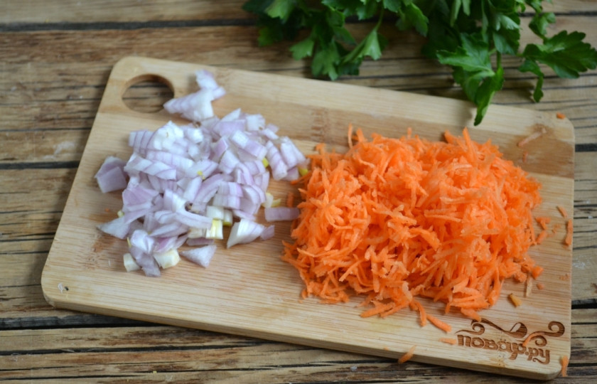 1. Этап. Голубцы, фаршированные мясом и рисом: Лук с морковью очистите. Лук порубите мелко, а морковь натрите на мелкой терке.