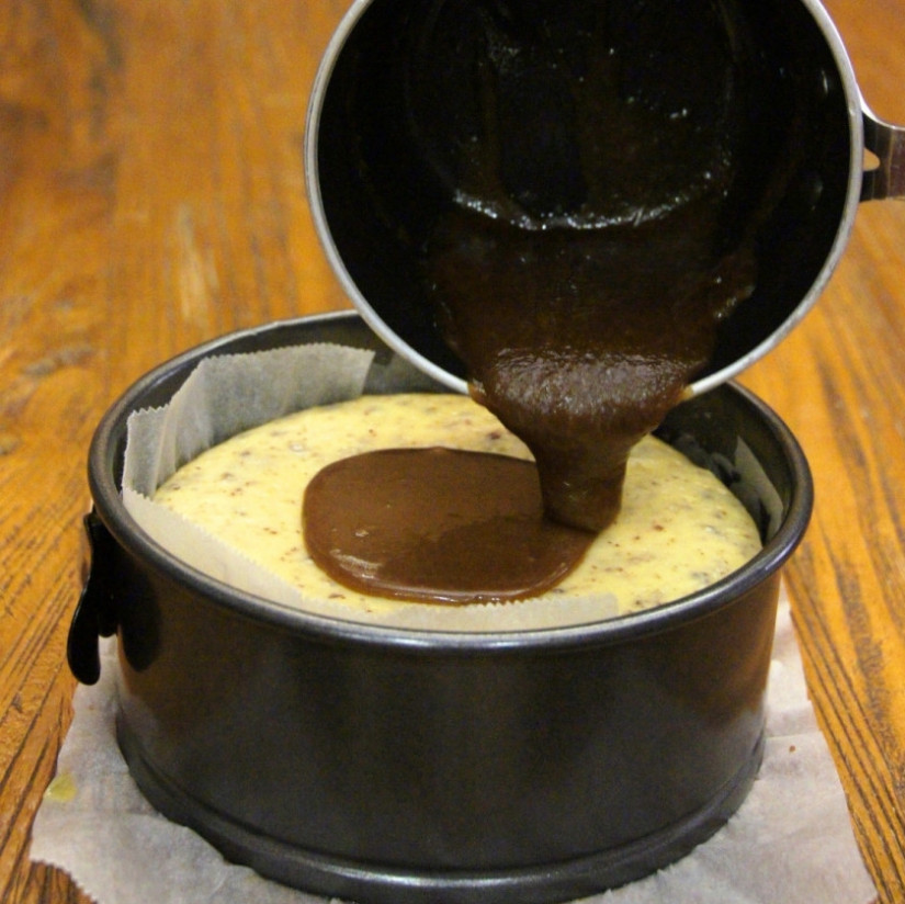 1. Этап. Чизкейк ореховый: Вылейте ваш сливочный сахарный крем на чизкейк ореховый, как только он приготовится. У вас получится потрясающая глазурь! Чизкейк ореховый готов!