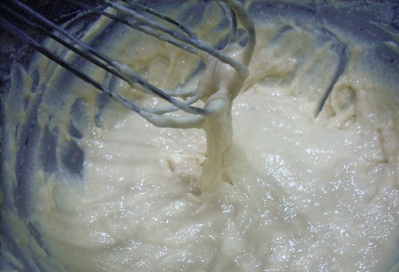 1. Этап. Китайский кляр: 4. Кляр должен получиться как густая сметана. Тесто по внешнему виду напоминает тесто на оладьи.