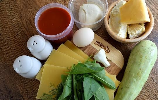 1. Этап. Рулеты из лазаньи: 1. Подготовьте необходимые продукты. Овощи помойте, очистите. Листы лазаньи отварите до полуготовности, откиньте на сито.