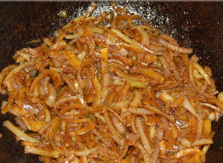 1. Этап. Мясо по-татарски: 7. На этой же сковороде пожарить лук до золотистого цвета.