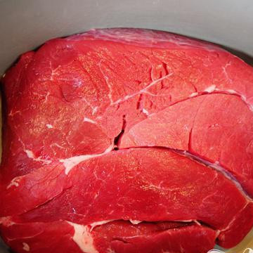 1. Этап. Итальянские горячие бутерброды: Кладем большой кусок мяса в котелок.