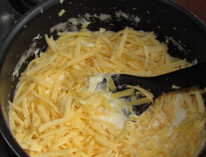 1. Этап. Цветная капуста в сырном соусе: 3. Добавляем сливки и натертый сыр. Провариваем, постоянно помешивая.