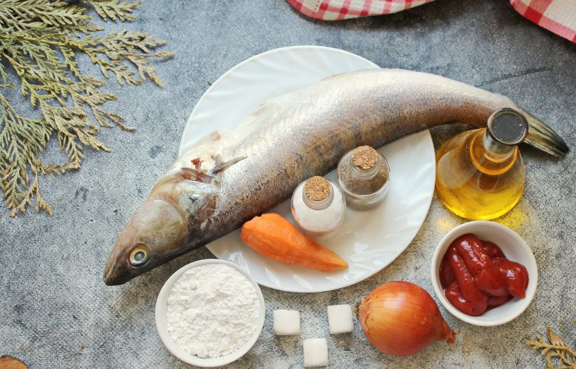 1. Этап. Судак под маринадом: Подготовьте все необходимые ингредиенты для приготовления судака под маринадом. Судака очистите от чешуи, внутренностей. Рыбу промойте, отрежьте голову, хвост и плавники. Овощи почистите и вымойте.