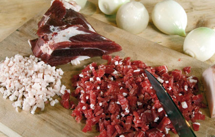 1. Этап. Манты по-казахски: 1. Как сделать манты по-казахски? Для начала необходимо вымыть и просушить мясо. Затем нарезать его острым ножом на мелкие кусочки. Настоящие манты готовят только из рубленного мяса.