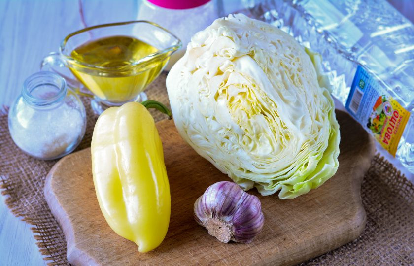 1. Этап. Маринованная капуста с чесноком и перцем: Подготовьте ингредиенты для маринованной капусты с чесноком и перцем.