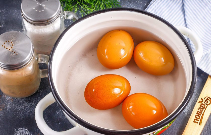 1. Этап. Маринованные яйца по-китайски: Куриные яйца отварите в кастрюле, влив в нее воду, примерно 12-15 минут и слегка остудите в ледяной воде. Счистите с них скорлупу и промойте.