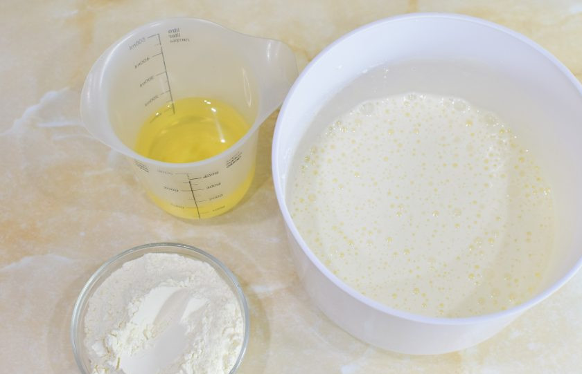 1. Этап. Морковный торт с маскарпоне и орехами: К взбитым яйцам аккуратно вмешайте растительное масло и муку с содой.