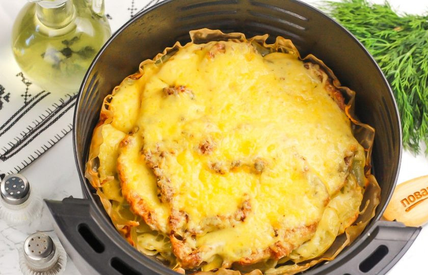 1. Этап. Мясо по-французски в аэрогриле: Запеките еще 5-8 минут до того момента, когда сырный слой расплавится и по кухне поплывет неимоверный аромат.