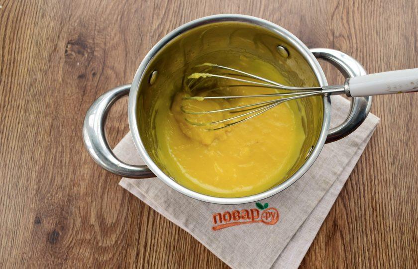 1. Этап. Лимонно-кокосовые квадратики: Соедините все в кастрюльке с толстым дном и варите на медленном огне до загустения, около 7-8 минут, периодически помешивая венчиком. Переложите в другую посуду, накройте пищевой пленкой в контакт и полностью остудите.